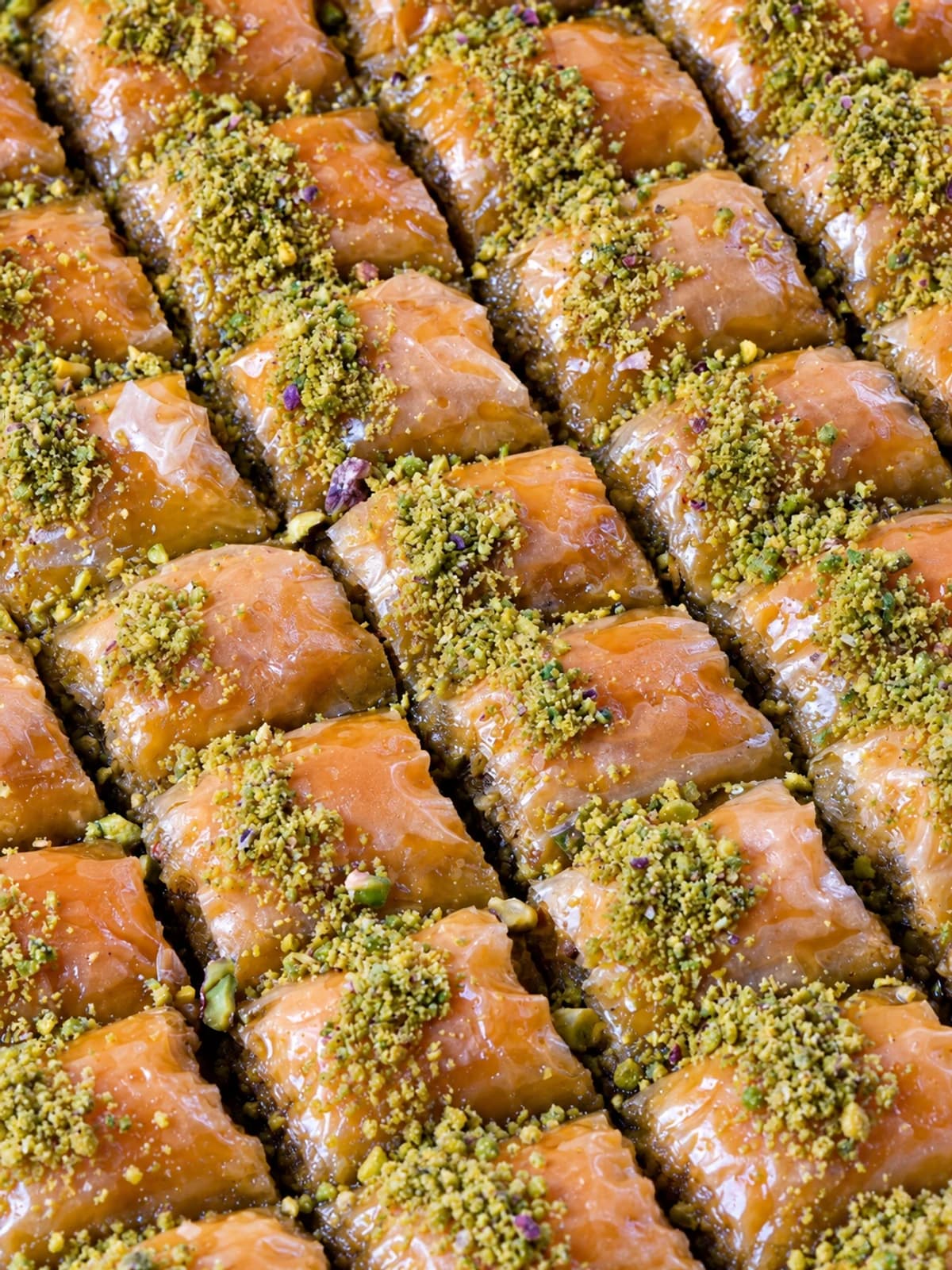 Doğal ışıkta fıstıklı baklava tepsisi